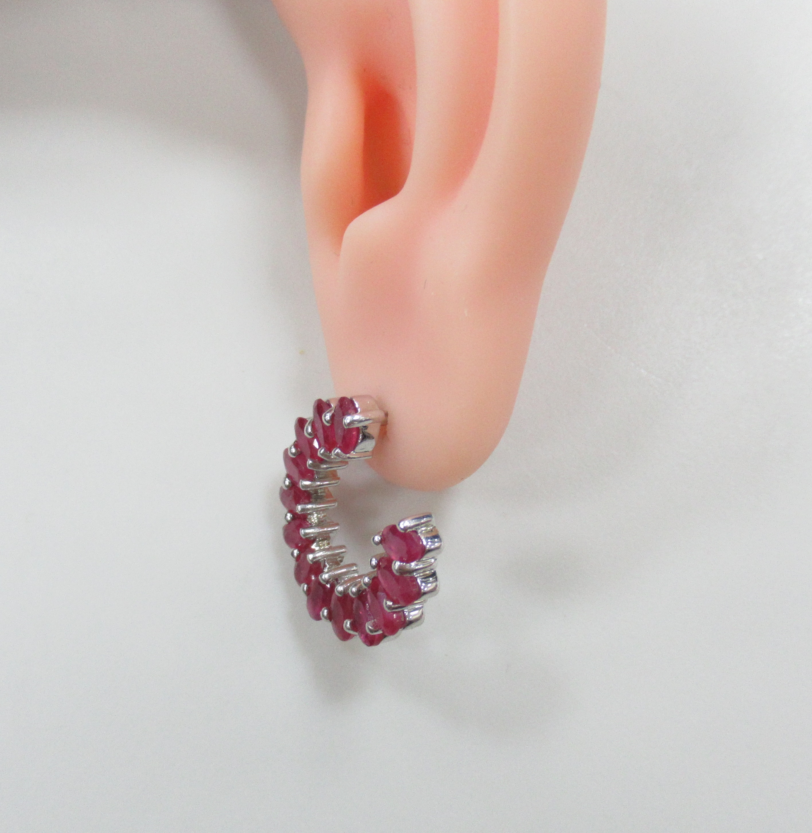 Серебряные серьги-пусеты с рубинами